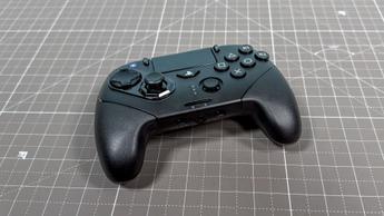 Hori Wireless Fighting Commander Octa Pro-spelkontroll på vit bakgrund