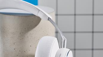 Die AKG N9 Hybrid-Kopfhörer vor blauem Hintergrund