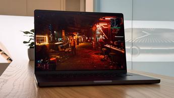 Cyberpunk 2077: Ultimate Edition kører på en 16-tommers MacBook Pro med M4 Max-chip