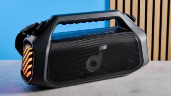 Soundcore Boom 2 Plus tragbarer Boombox-Lautsprecher mit LED-Lichtern, schwarzem Mesh-Gehäuse, BassUp- und Lichtshow-Tasten, Tragegriff und Schultergurt