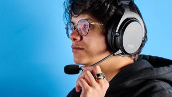 Ett svart Cherry XTRFY H3 gamingheadset med vadderade öronkuddar