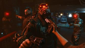 Et reklamebillede for videospillet Cyberpunk 2077 med et futuristisk bylandskab