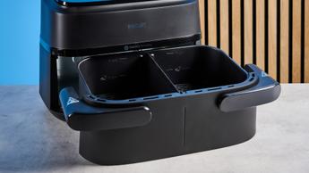 Air Fryer Philips Série 1000 FlexDrawer com sua bandeja grande destacada em um fundo azul