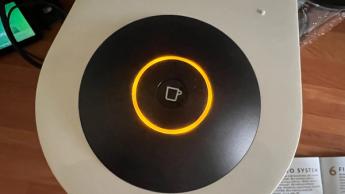 Máquina de café Nespresso Vertuo Plus sobre a bancada da cozinha