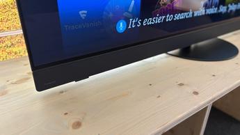 OLED-телевизор Panasonic Z90B на деревянной тумбе