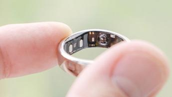 Nærbillede af Ringconn Gen 2 Air smart ring-sensorer til sundhedsovervågning