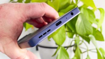 Detalhe do conector de carregamento do Moto G Power