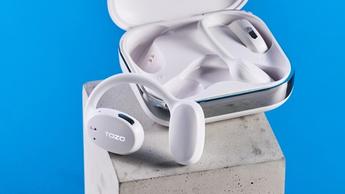 Tozo OpenEgo Open-Ear Wireless-Kopfhörer vor einem blauen Hintergrund
