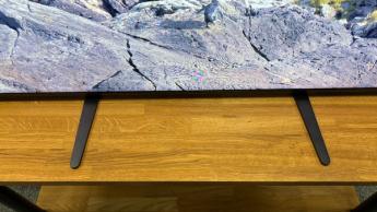 Крупный план ножек телевизора Sony Bravia 9 mini LED в нижней части экрана