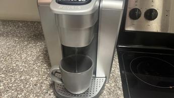 Función de enjuague con agua caliente en cafetera Keurig
