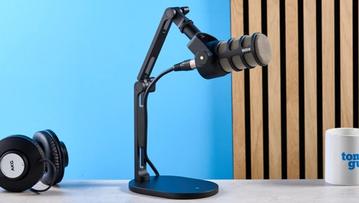 Das Rode PodMic Podcast- und Broadcast-Mikrofon auf blauem Hintergrund mit dem Rode DS2 Tischständer