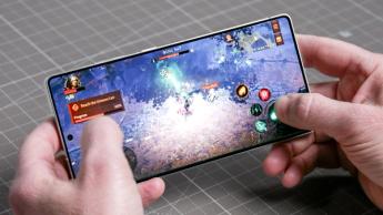 Persona jugando a un videojuego en un smartphone Samsung Galaxy S25 Ultra