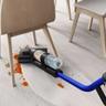 O Dyson WashG1 a limpar o chão por baixo de uma mesa