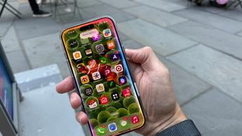 Recensionsbild av Apple iPhone 16 Pro Max-smartphone