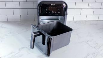 Fritadeira elétrica infravermelha T-Fal sobre a bancada da cozinha