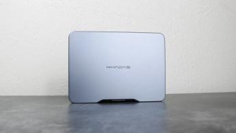 Khadas Mind mini-PC stående vertikalt på ett skrivbord