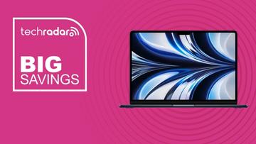 MacBook Air 13-tum M2 visas mot en rosa bakgrund med text om stora besparingar