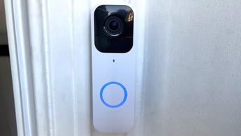 Timbre de video Blink con botón iluminado montado en una placa angular