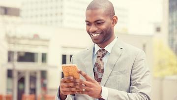 Um smartphone exibindo as melhores opções de planos ilimitados de dados