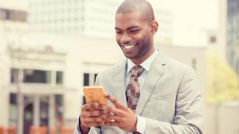 Sebuah smartphone menampilkan pilihan paket data tanpa batas terbaik