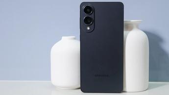 Samsung Galaxy S25 Edge in black against a blue background with two white vases