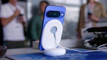 Smartphone Pixel 10 con accesorios Pixelsnap