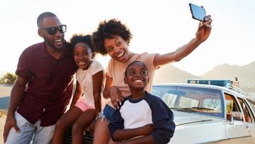 Família usando celulares junta para comparar os melhores planos de celular familiares