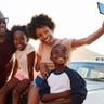 Família usando celulares junta para comparar os melhores planos de celular familiares
