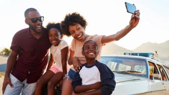 Un grupo comparando los mejores planes de celular familiares