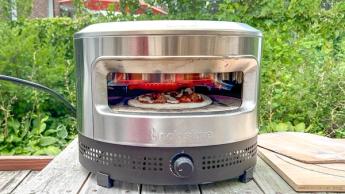 Horno de pizza Solo Stove Pi Prime para exteriores en una terraza