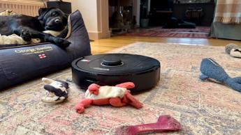 Robot aspiradora Roborock Q5 Pro Plus detectando juguetes para perro en el piso