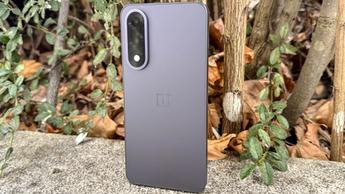 Smartphone OnePlus Nord 5 con diseño elegante