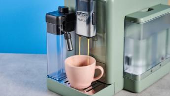 A cafeteira automática De'Longhi Rivelia na cor verde sálvia com visor de LED, dois compartimentos para grãos, vaporizador de leite automático e várias opções de receitas de café