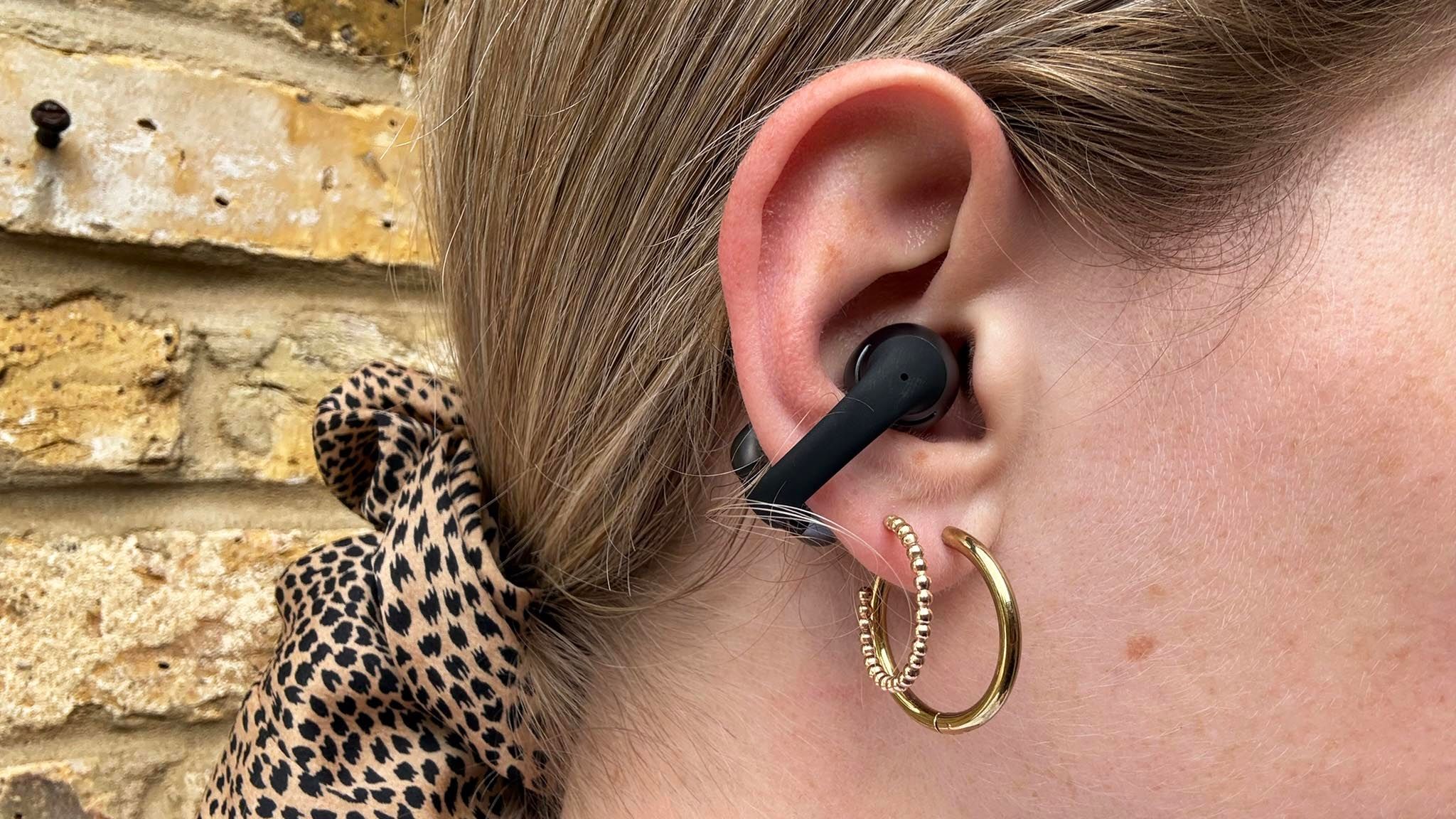 Nahaufnahme der Shokz OpenDots One kabellosen Ohrhörer