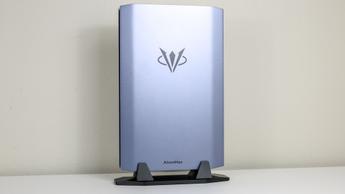 AtomMan G7 Ti mini-PC står upprätt på ett skrivbord mot en vägg