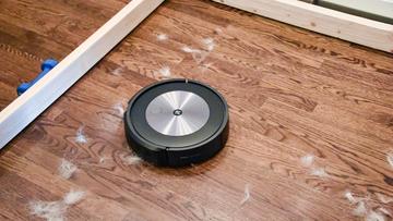 iRobot Roomba j7 plus aspirando pelo de perro del suelo