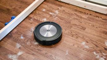 iRobot Roomba j7 plus aspirando pelo de perro del suelo