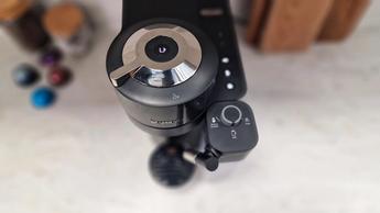 Close-up do painel de controle da cafeteira Nespresso Vertuo Lattissima