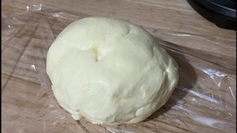 Batidora inteligente GE Profile con mantequilla recién batida en el tazón