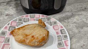 Pollo crujiente cocinado en una freidora de aire Kalorik Vivid Touch