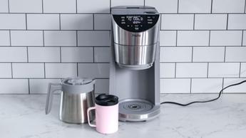 Cafeteira inteligente GE Profile de moagem e preparo com tecnologia avançada de preparo