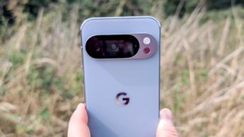 Gambar ulasan Google Pixel 10 Pro warna moonstone