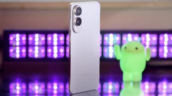 Samsung Galaxy S25 Edge-smartphone visad i 3/4-vinkel med svart belysning och en suddig Android-figur i bakgrunden