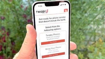 Aplicación móvil de Twigby mostrada en la pantalla de un iPhone 14