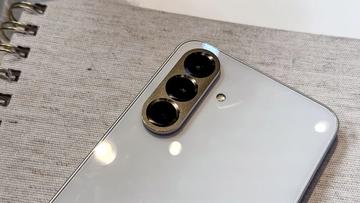 Close-up das câmeras traseiras do Samsung Galaxy A56