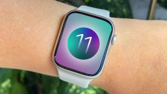 El logotipo de watchOS 11 en la pantalla de un reloj inteligente