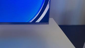 Детальный вид угла телевизора TCL C8K с маркировкой Bang & Olufsen