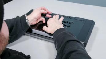 Qanba Obsidian 2 arkad-fightstick med joystick och knappar