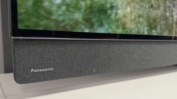 Крупный план нижней части 65-дюймового OLED-телевизора Panasonic Z95B с встроенной звуковой панелью и логотипом Panasonic