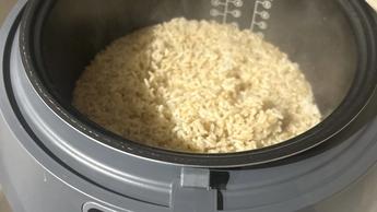 Arroz blanco cocido dentro de la arrocera y vaporera Nutribullet EveryGrain